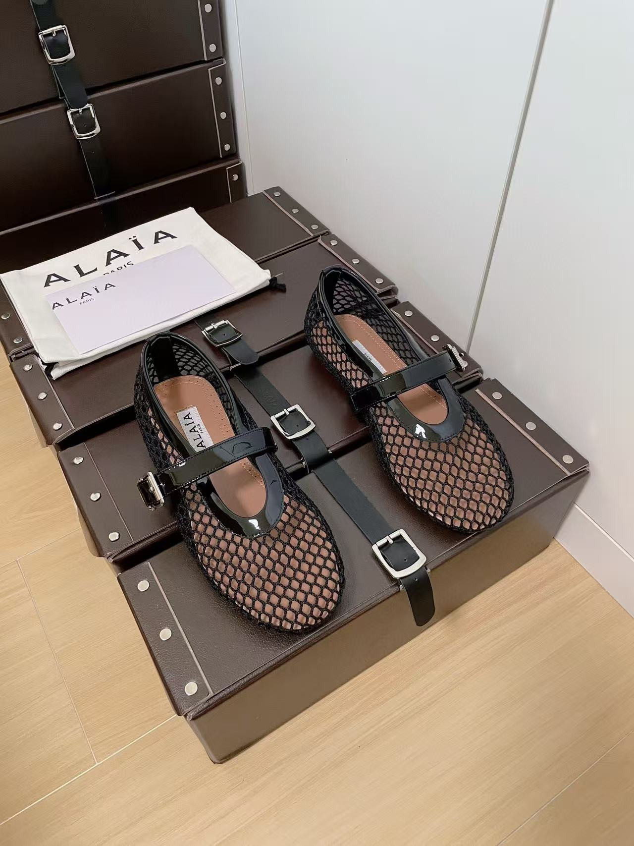UA ALAÏA BALLET FLATS IN FISHNET