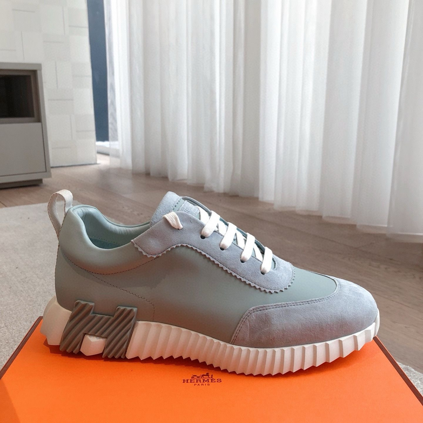 ua H**me5 bouncing sneaker