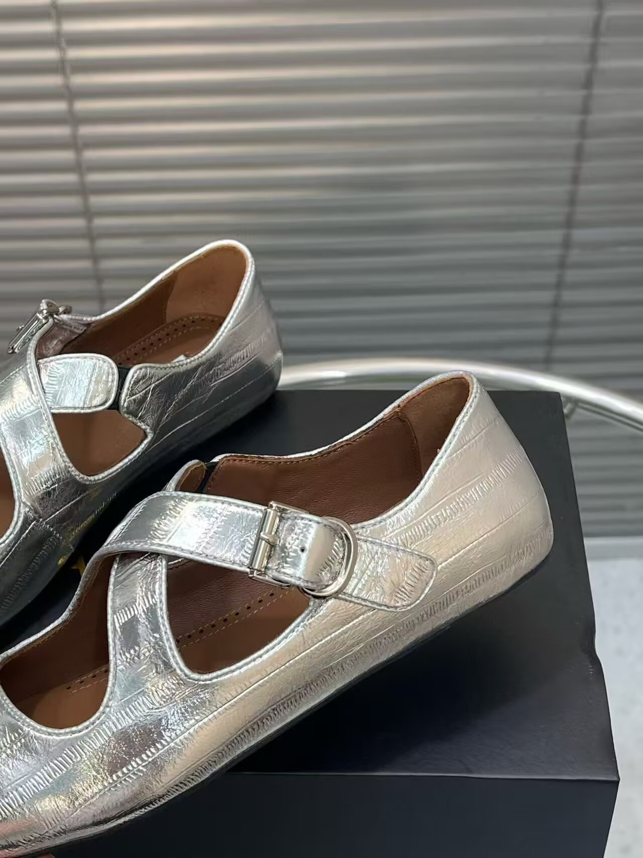 UA ALAÏA CRISS CROSS BALLET FLATS