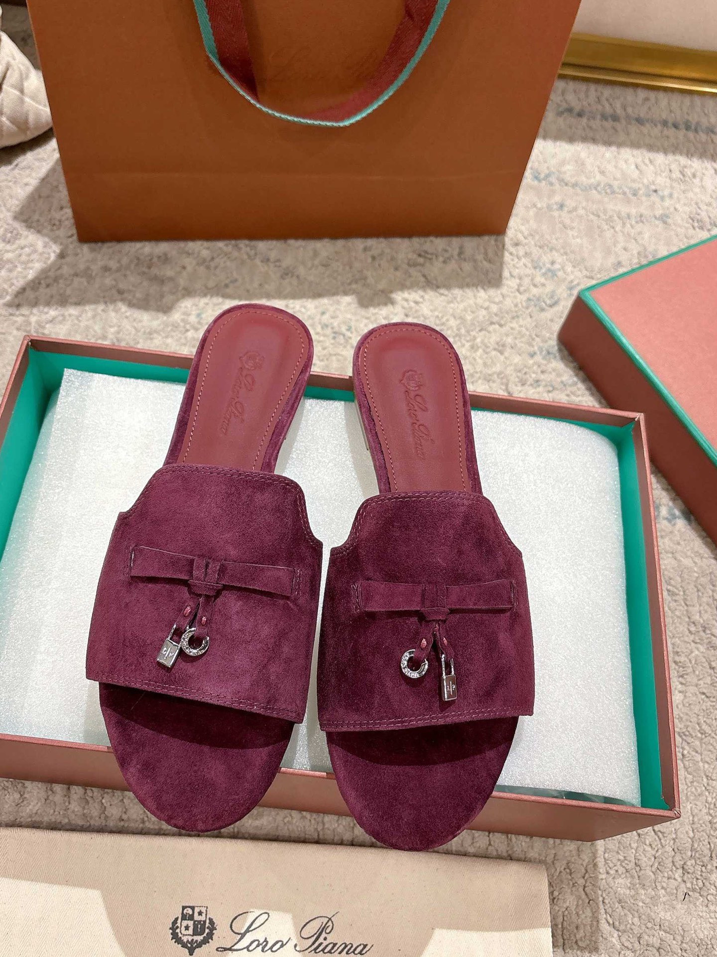 ua L**o p*ana summer charms sandal