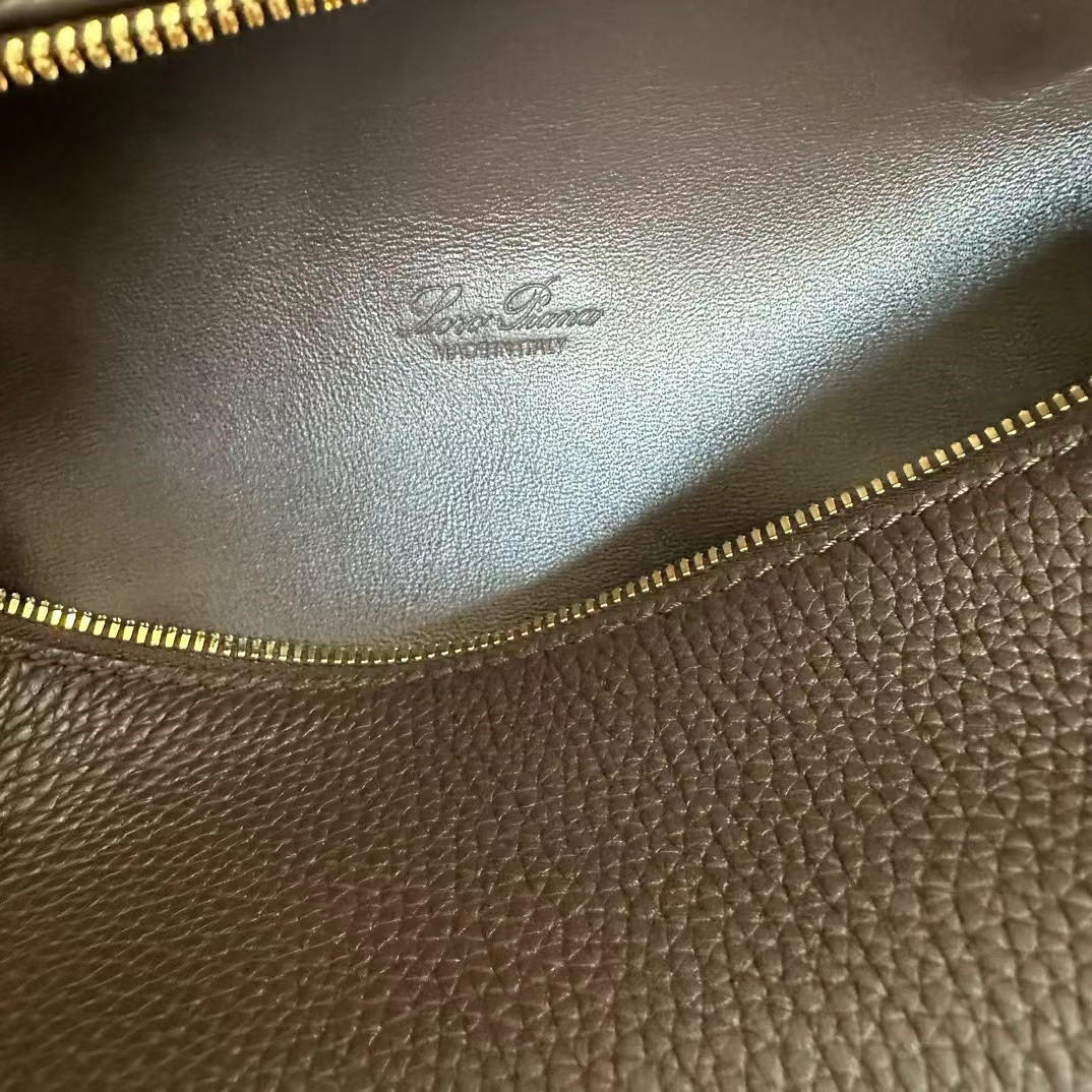 L**o p*ana extra pocket l19 grained calfskin 11 x 19 x 6.5 cm