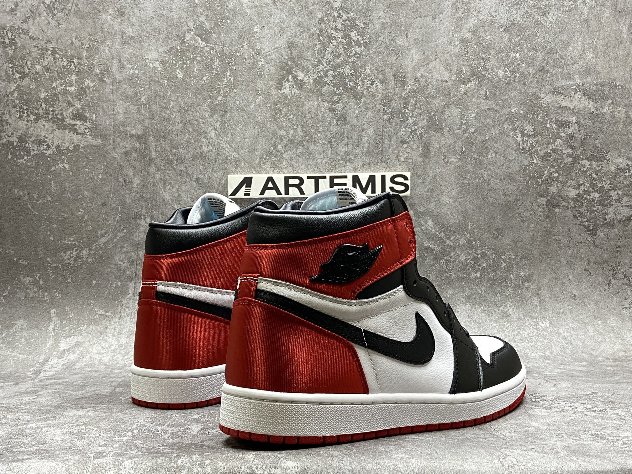 Air Jordan 1 Retro High Satin Black Toe
