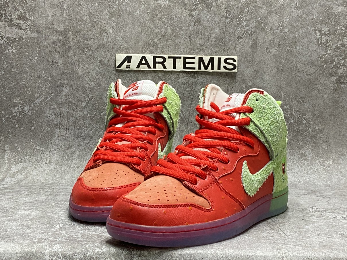 Nike SB Dunk High Strawberry Cough