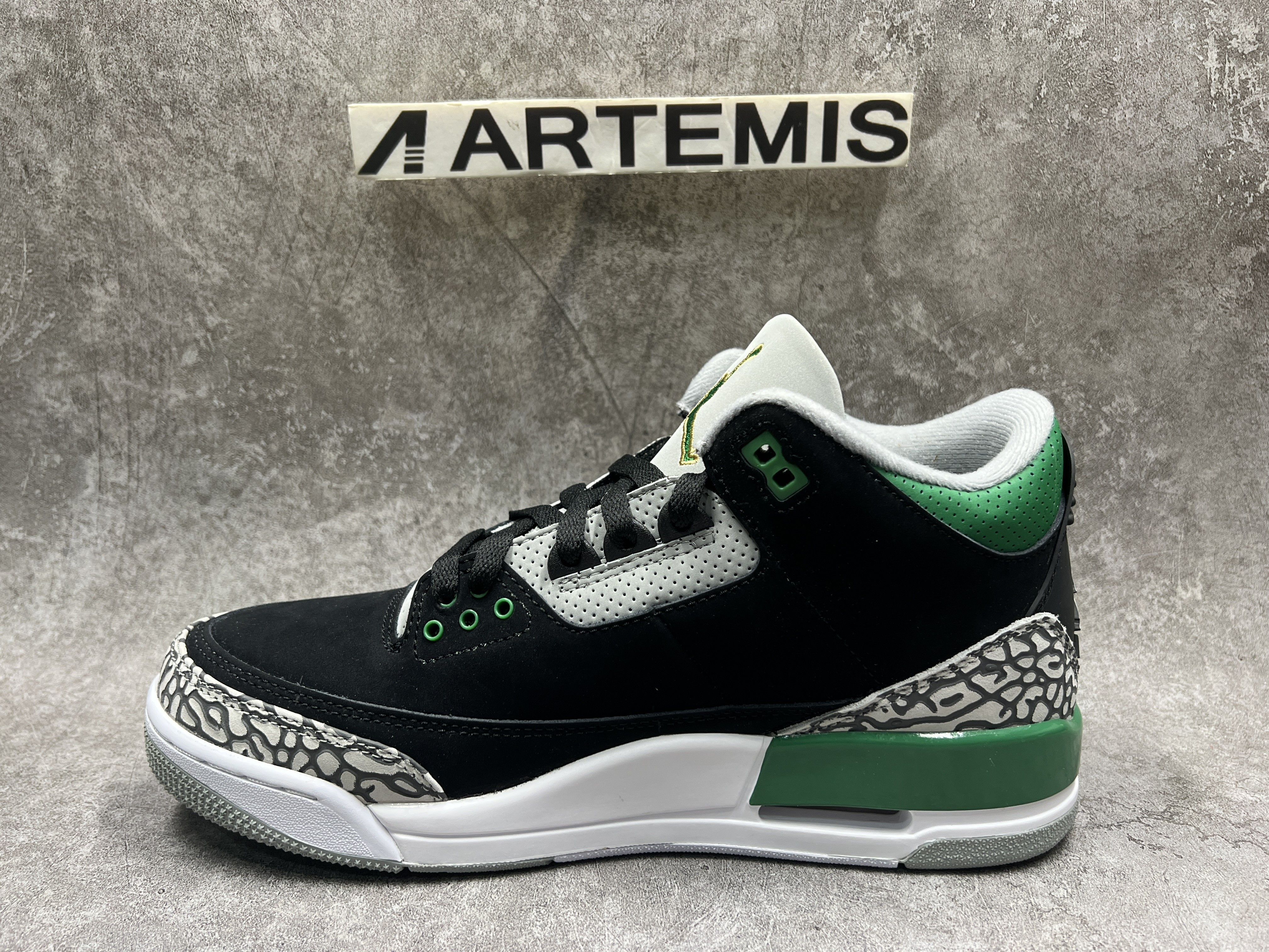 Air Jordan 3  Retro Pine Green