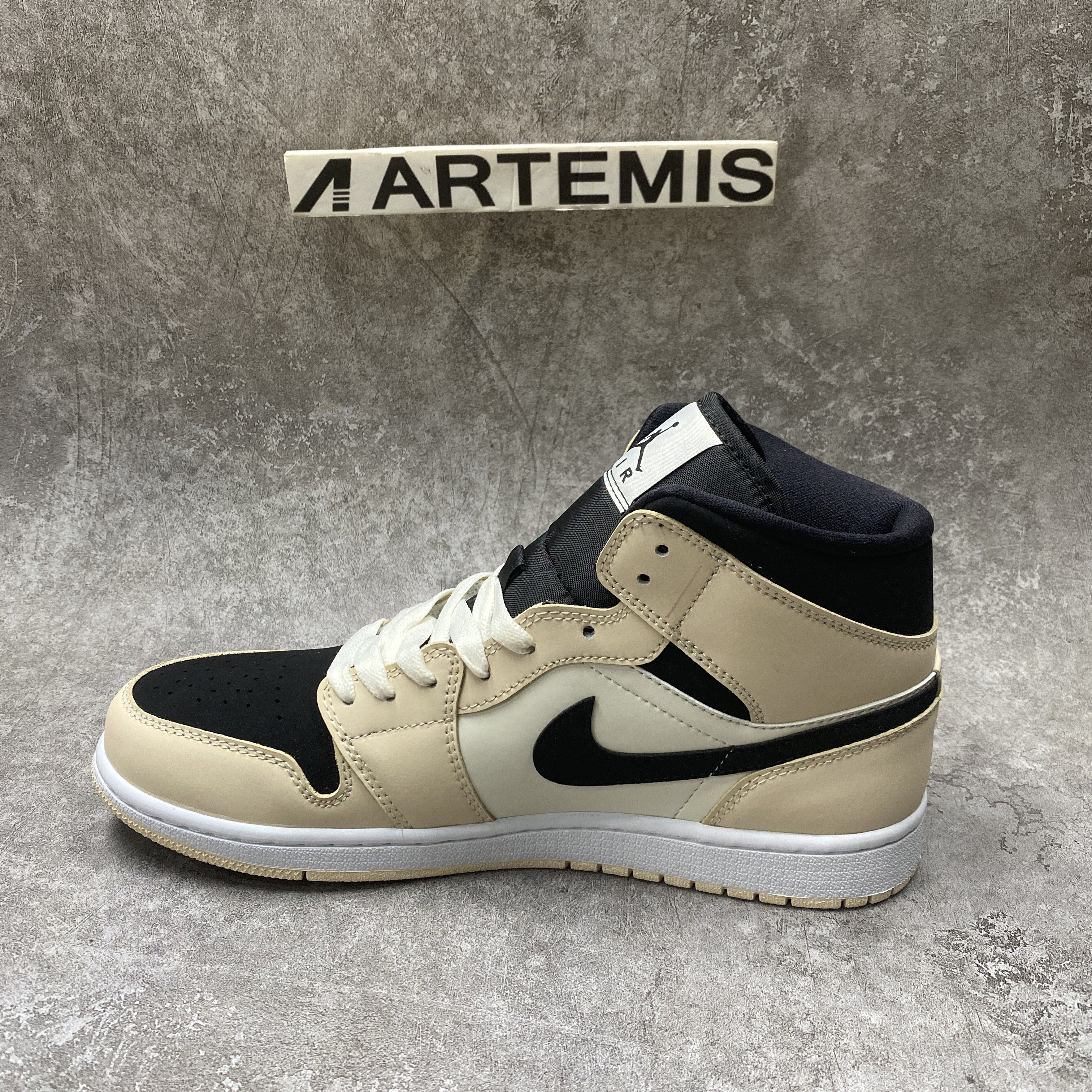 Air Jordan 1 Mid Barely Orange Light Viole