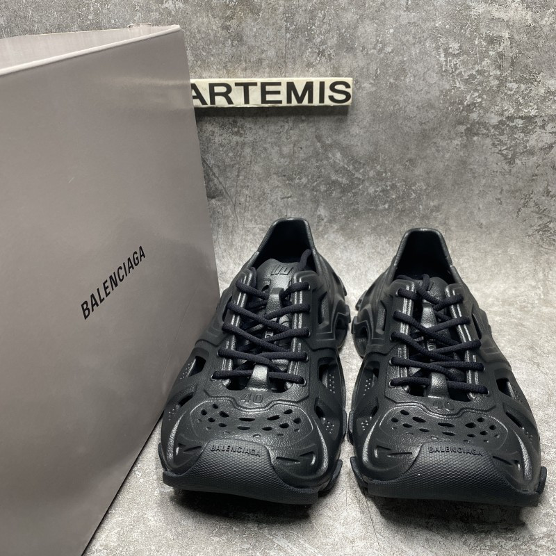 Balenciga HD HD Lace-Up Sneaker in black