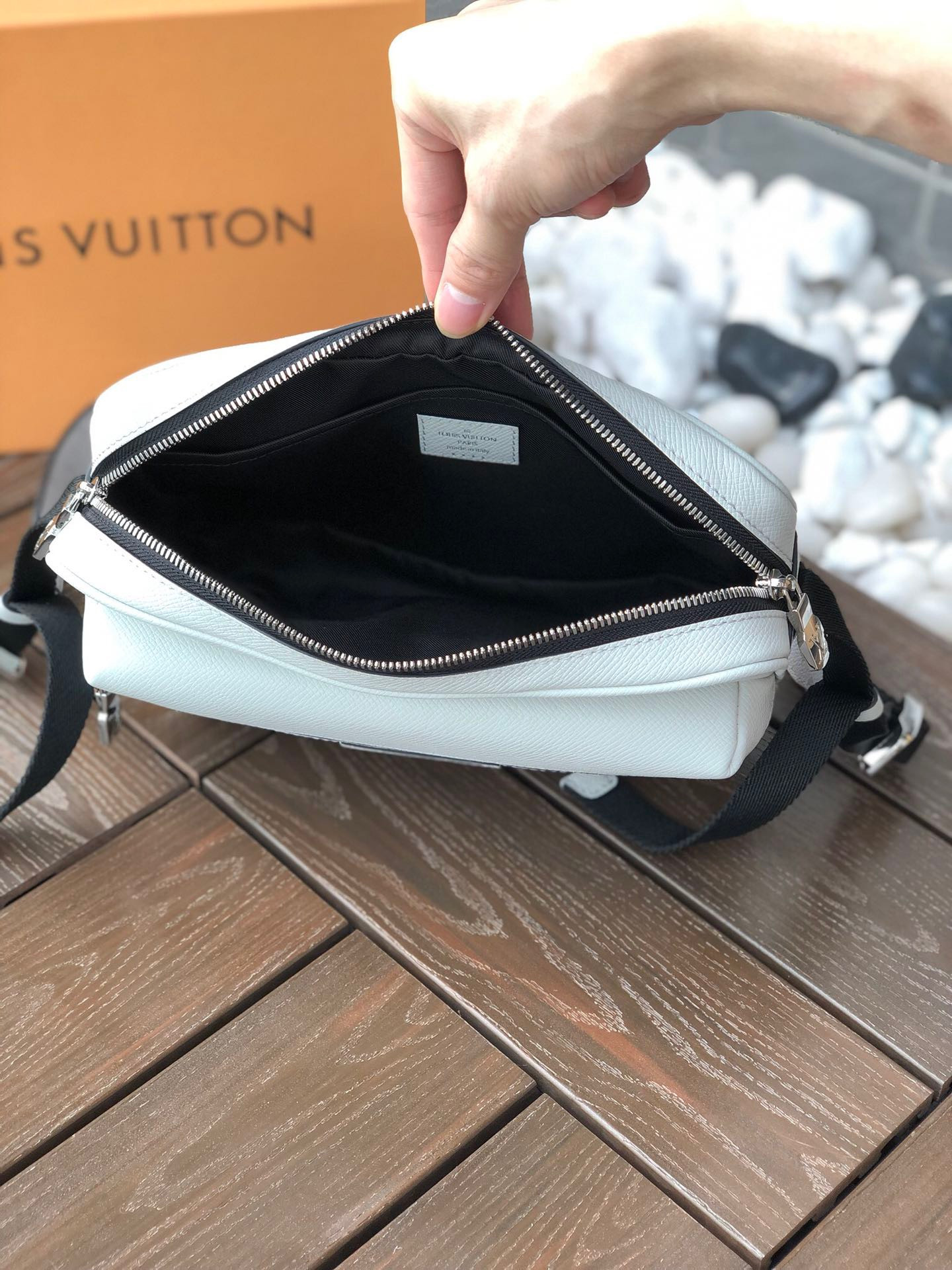 LV OUTDOOR MESSENGER M30243