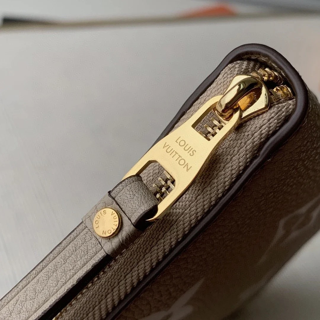LV ZIPPY WALLET M69797