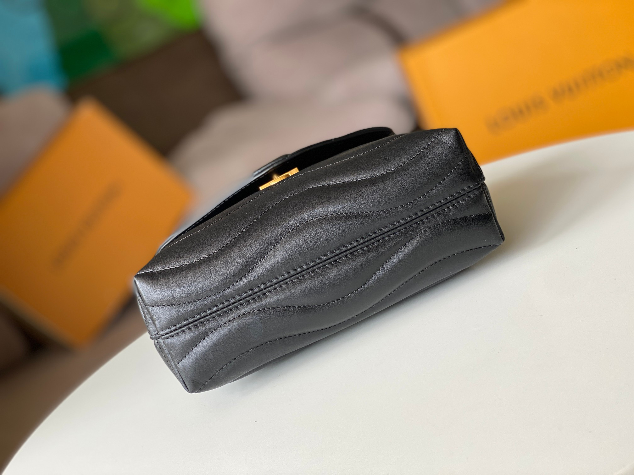 LV HOLD ME M21720 23x15x10cm