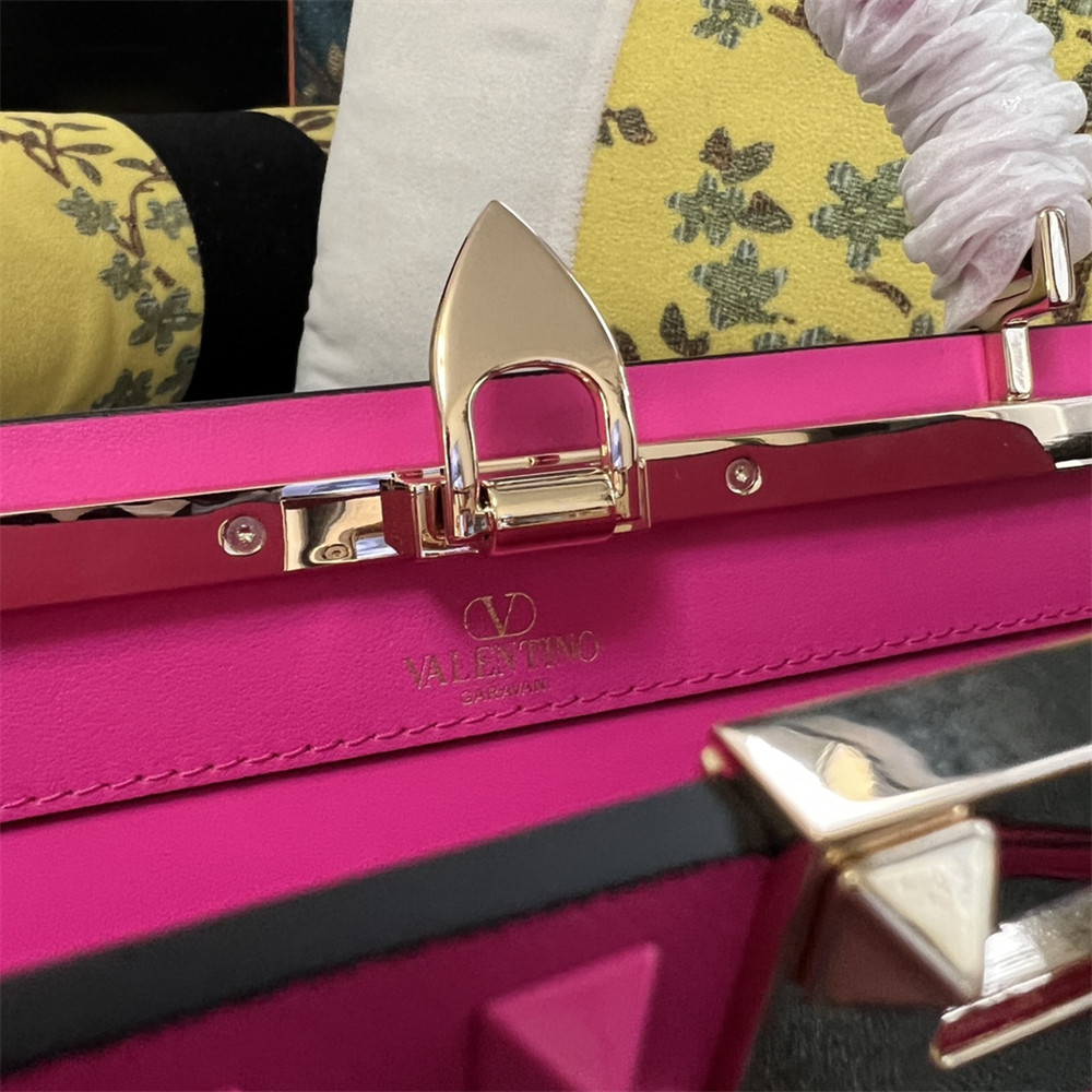 Va1e*ntin0 garavani rockstud23 smooth calfskin handbag