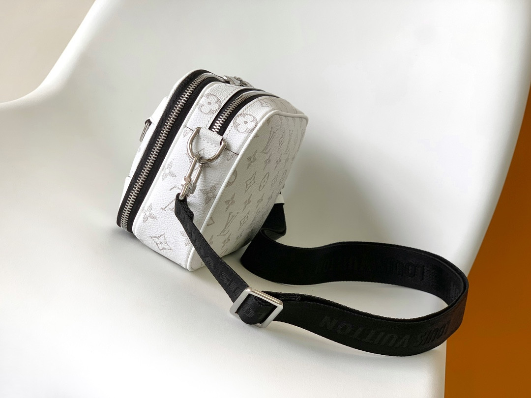 LV M31069 Alpha Messenger 9.4 x 6.3 x 3.1 inches