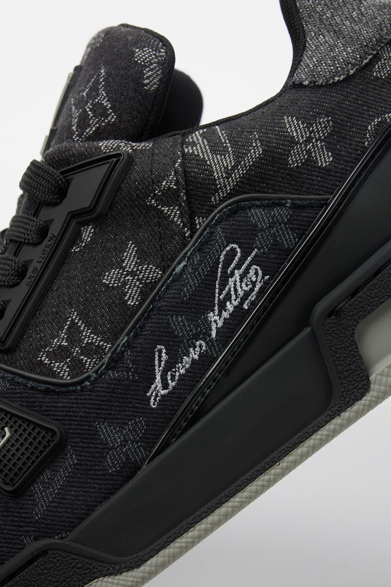 UA LV Trainer Sneaker