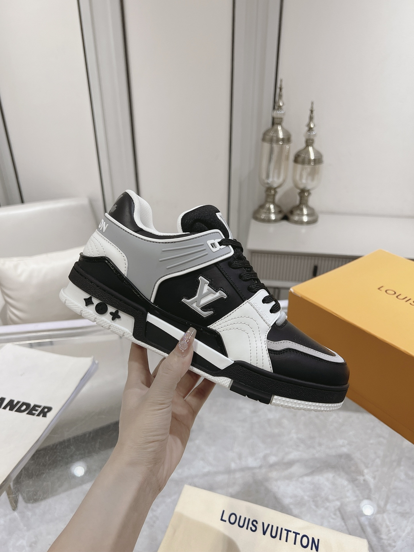 UA LV Trainer Sneaker