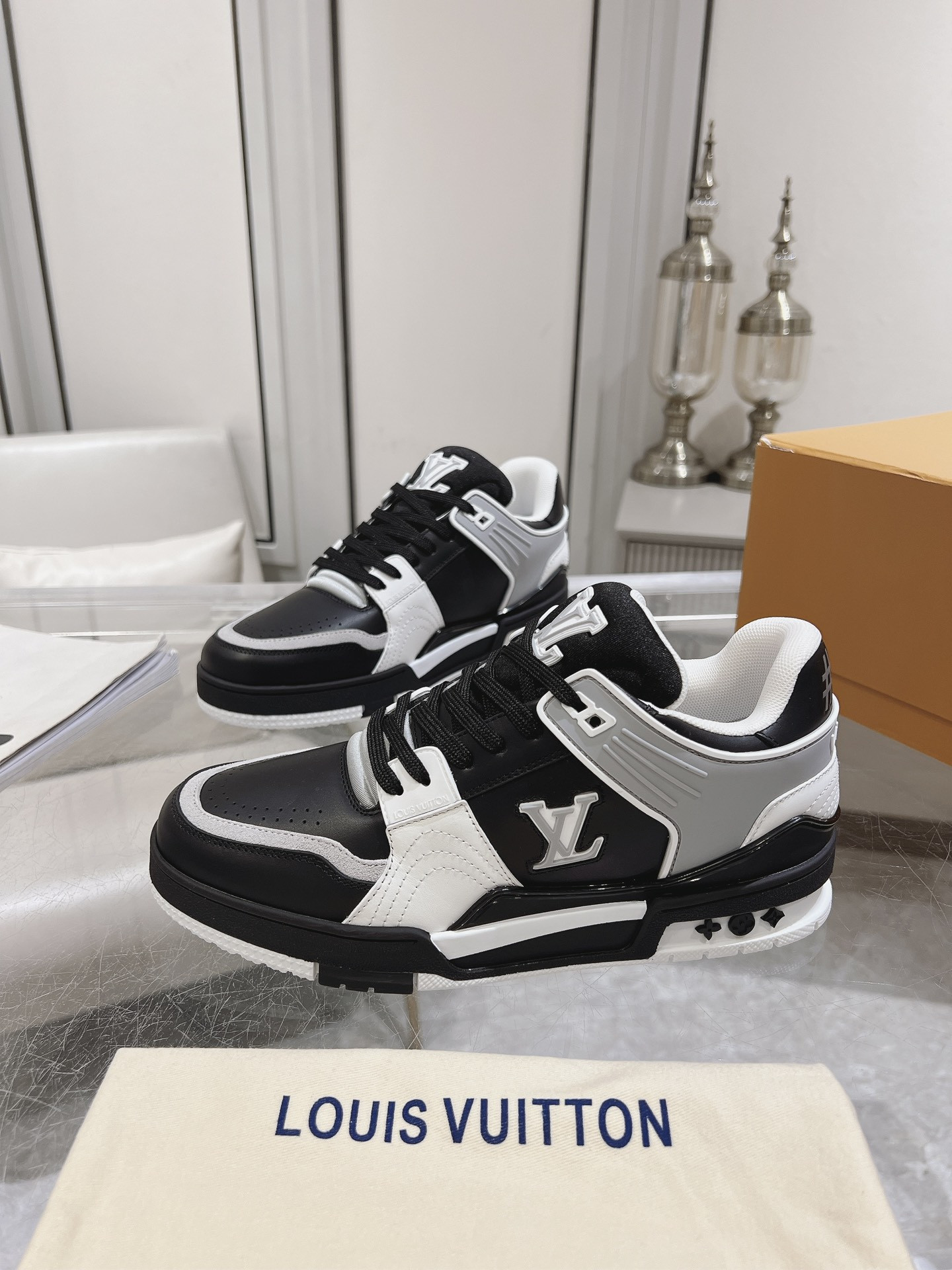 UA LV Trainer Sneaker