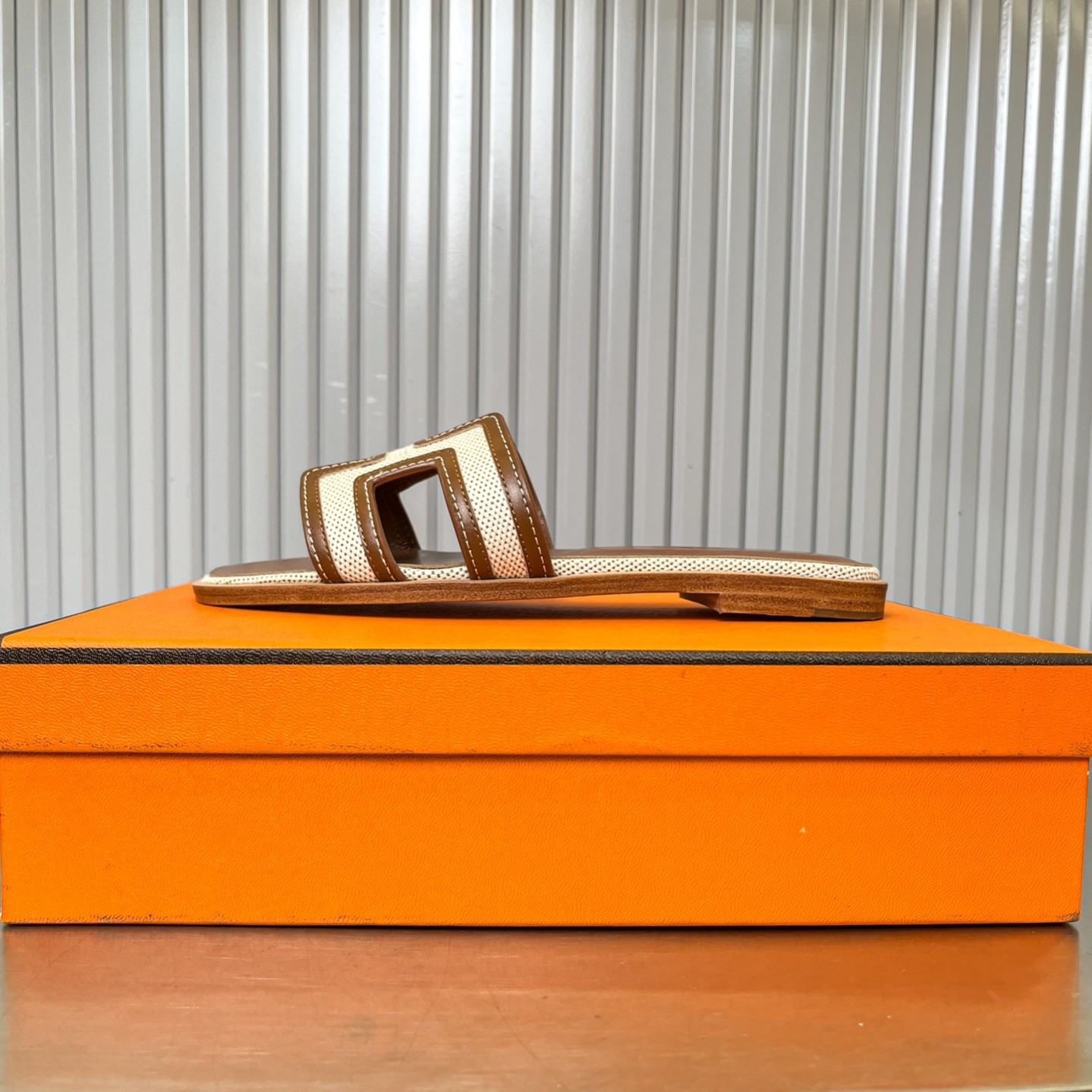 ua H**me5 oran sandal