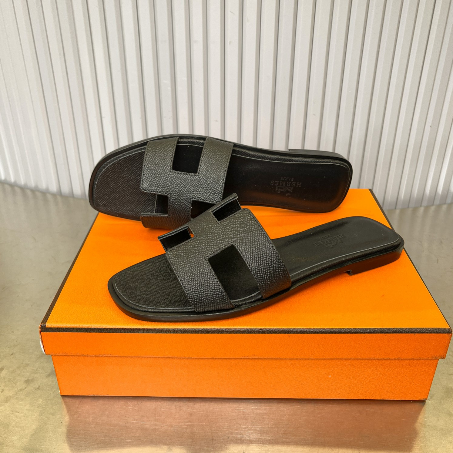 ua H**me5 oran sandal
