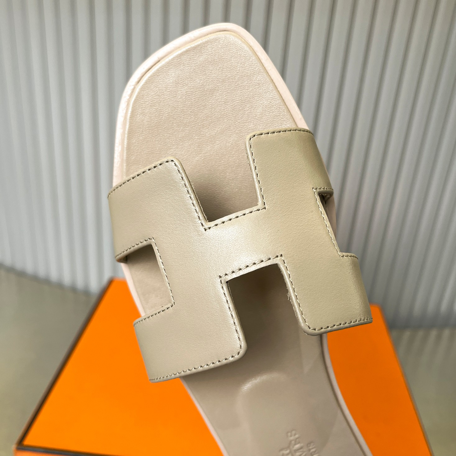 ua H**me5 oran sandal
