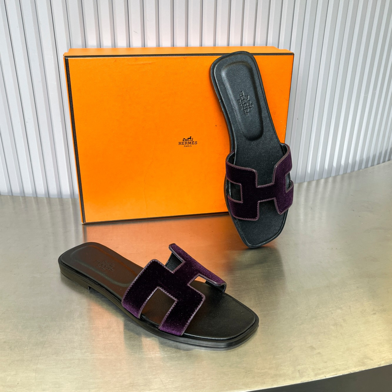 ua H**me5 oran sandal