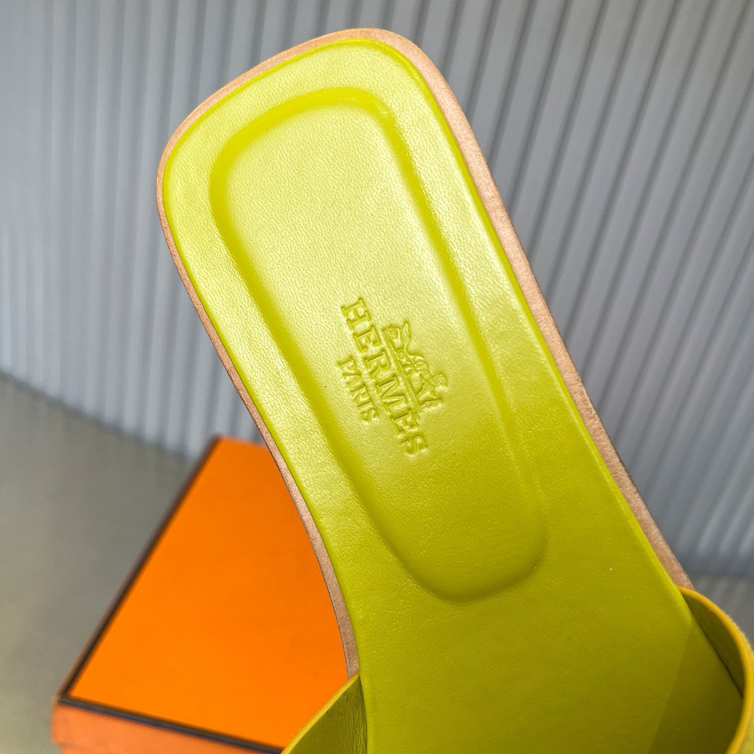 ua H**me5 oran sandal