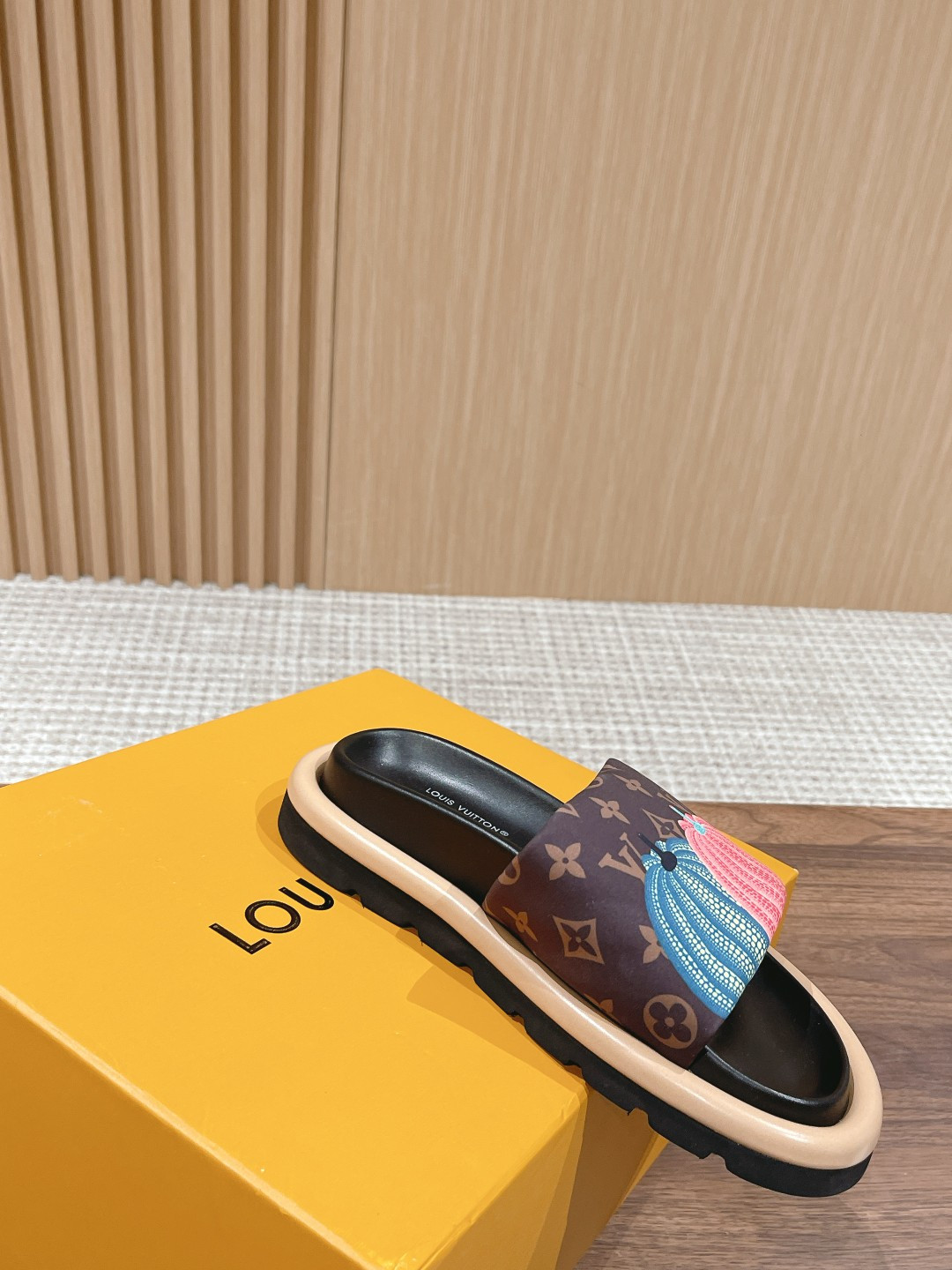 UA LV Pool Pillow Flat Comfort Mule