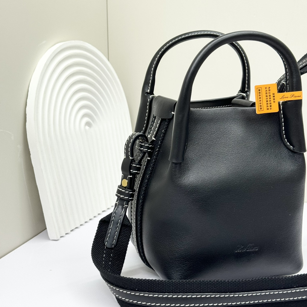 L**o p*ana micro bale bag smooth calfskin 23 x 16 x 14 cm