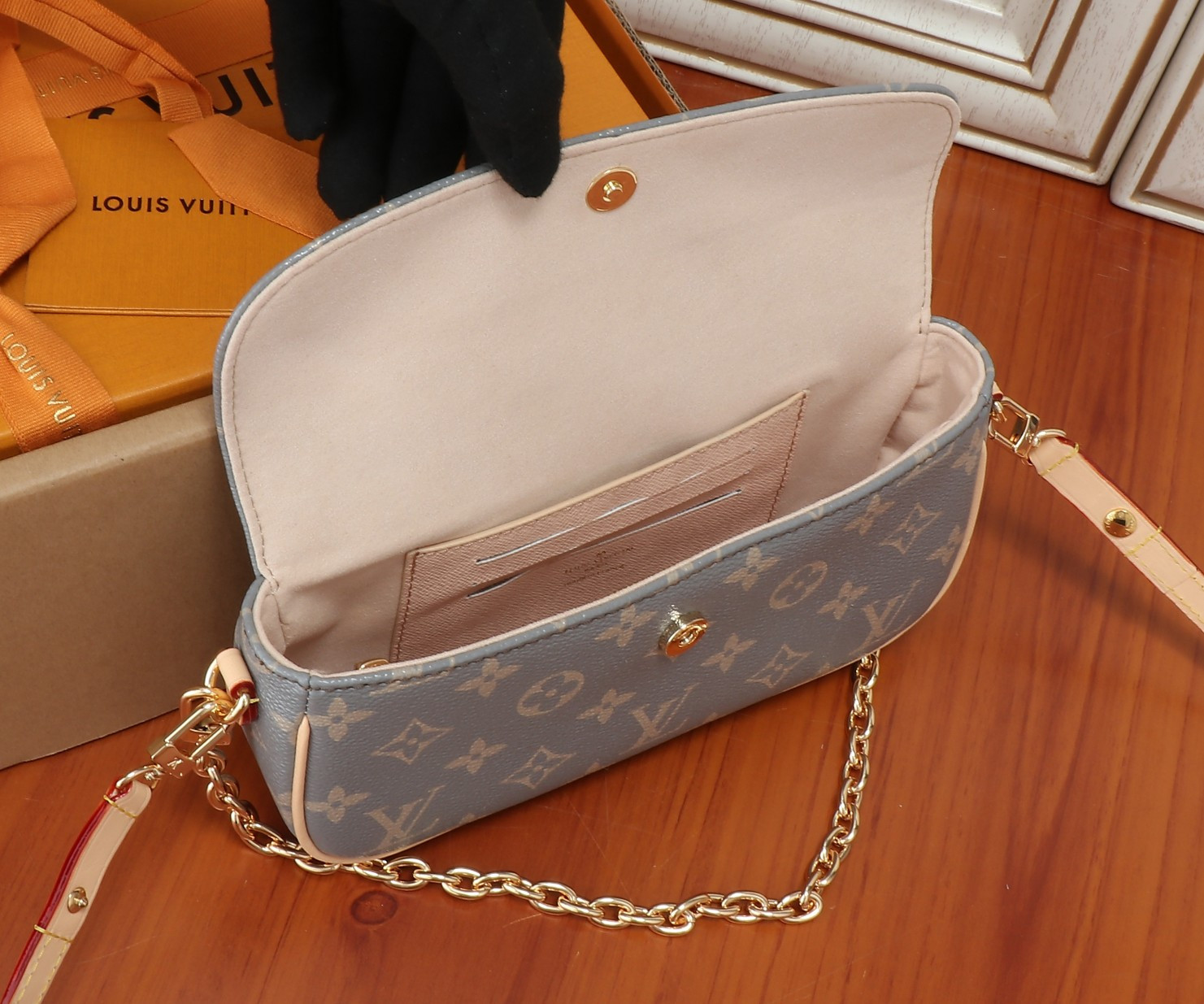 LV Wallet On Chain Ivy M12583 23.5x12x4.3CM