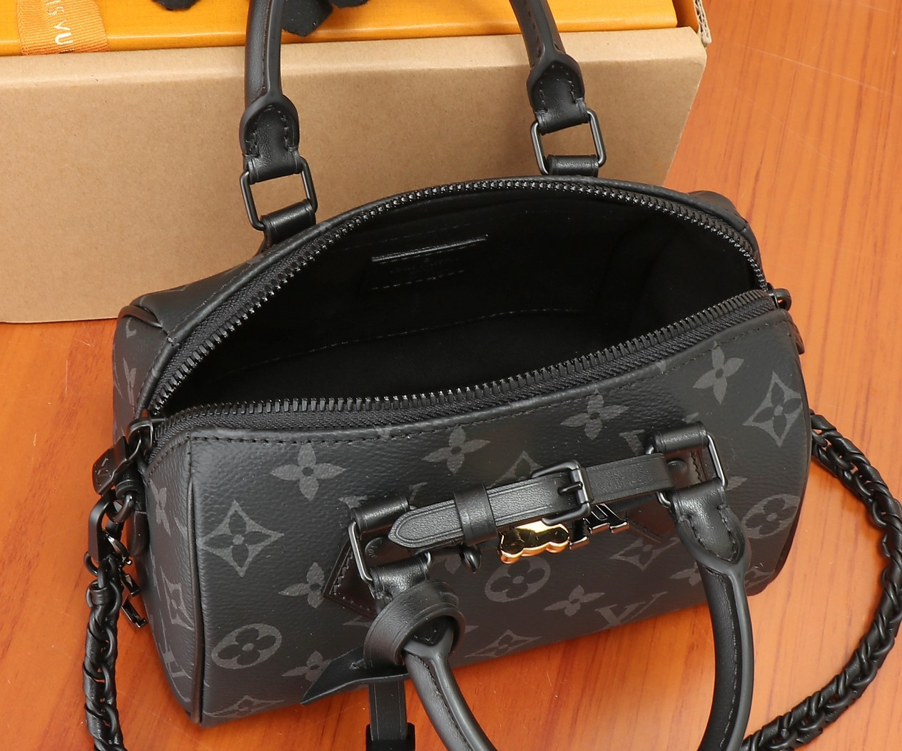 LV Speedy 18  M24606 18x12.5x11CM