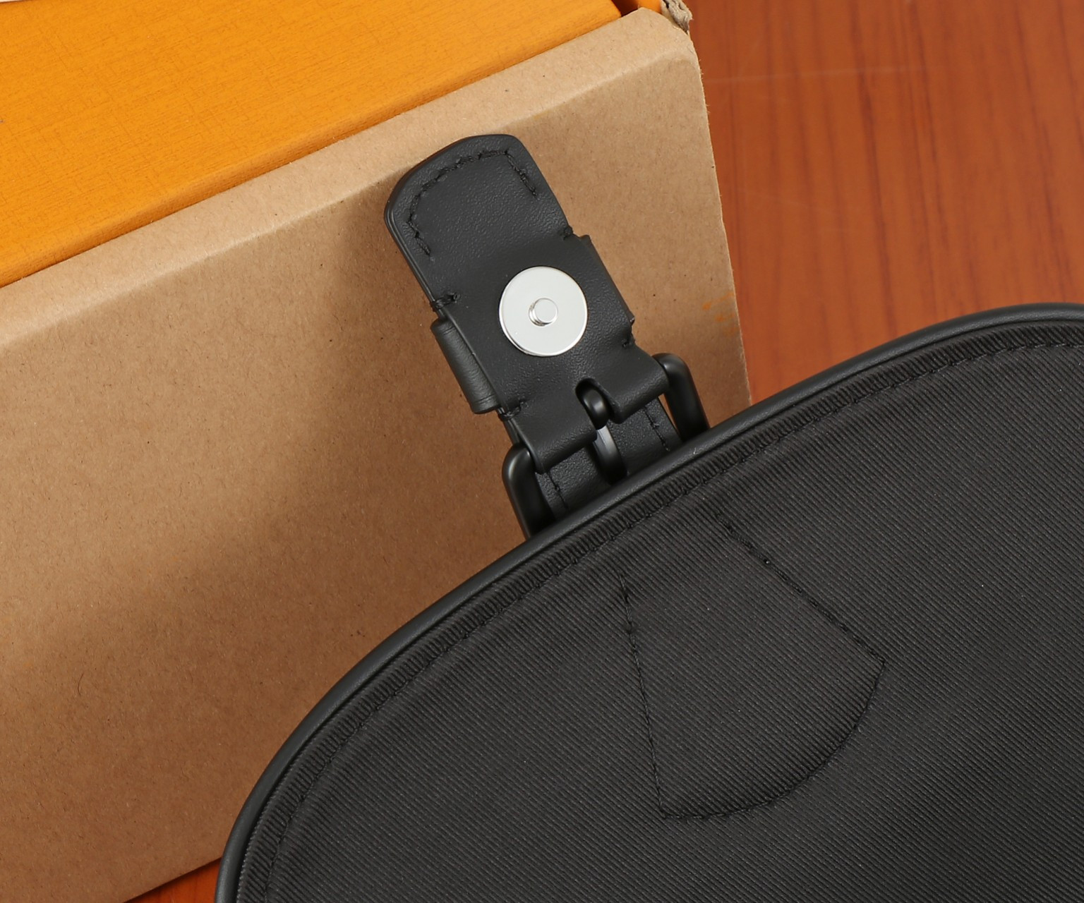 LV Montsouris Messenger M47061 20x17x7CM