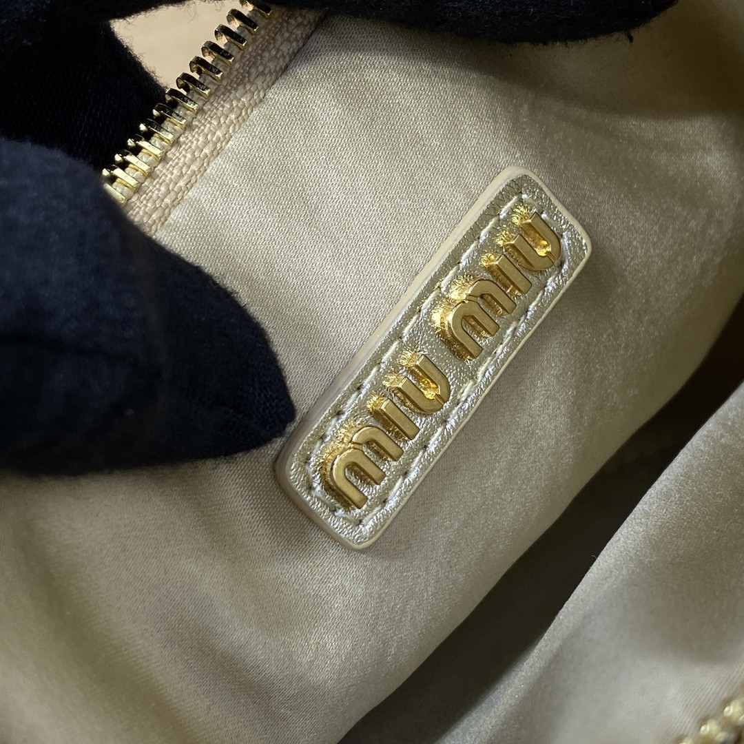 Miu Miu Wander matelassé nappa leather hobo bag 17x20x6cm