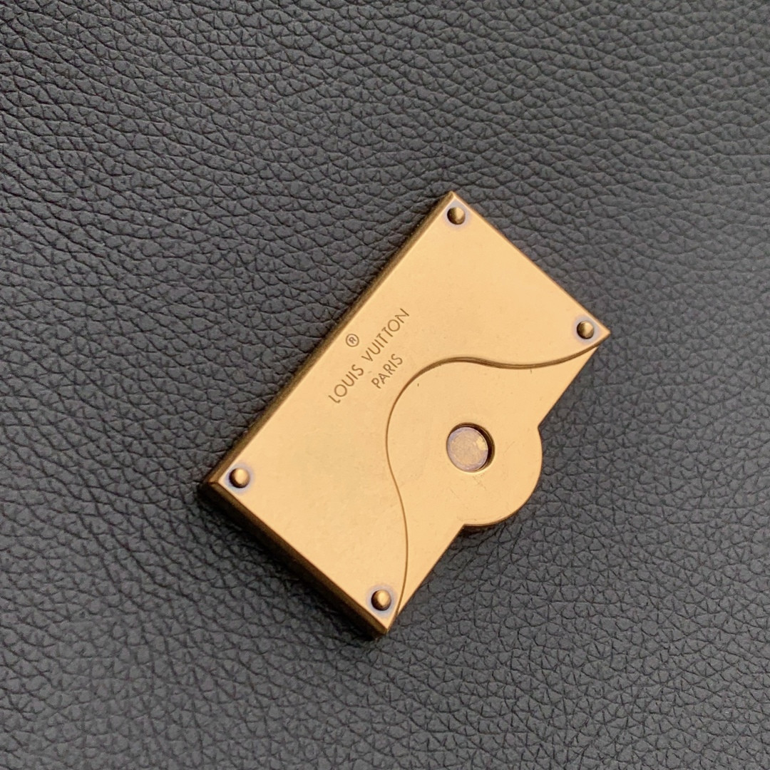 LV Messenger Bag M13148 30x18x12cm