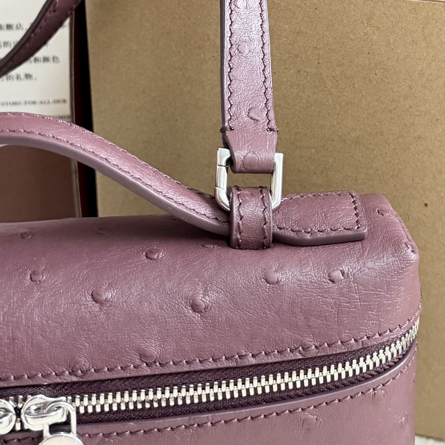 L**o p*ana extra pocket l19 ostrich-grained leather 11 x 19 x 6.5 cm