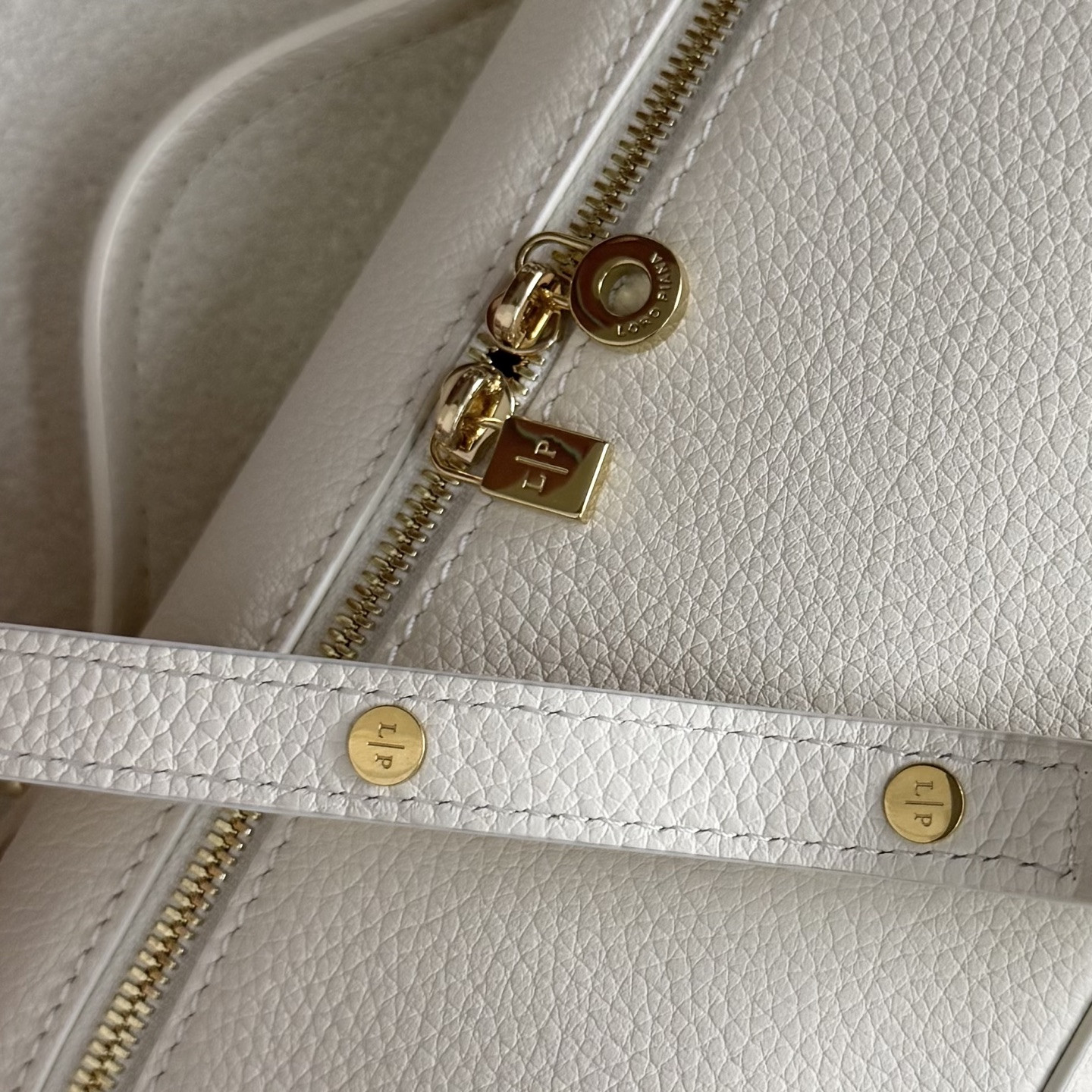 L**o p*ana extra pocket l19 grained calfskin 11 x 19 x 6.5 cm