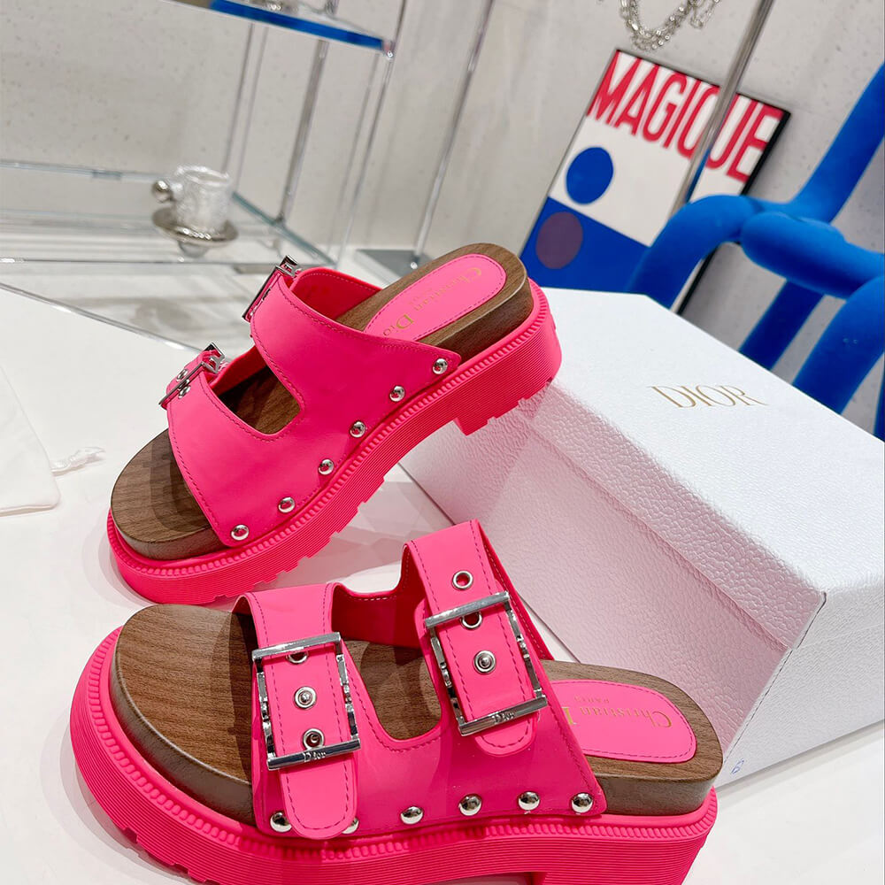 D*orquake strap sandal