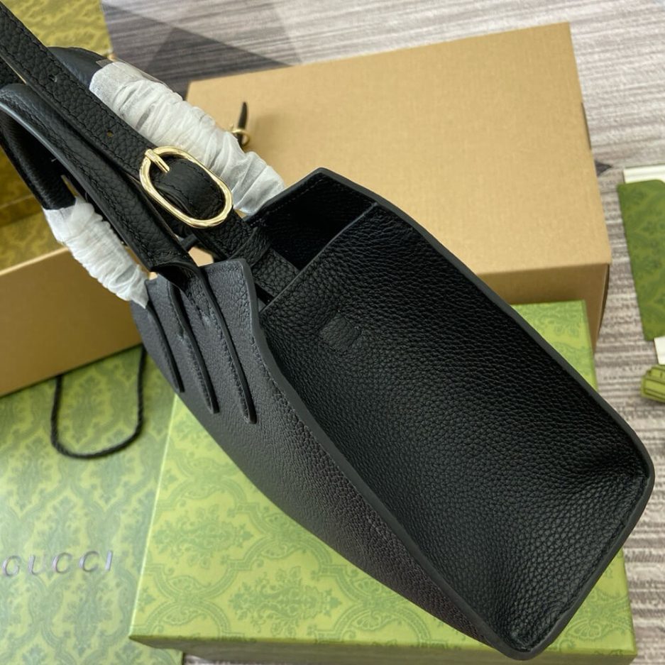 G*u*i small tote bag with hook closure