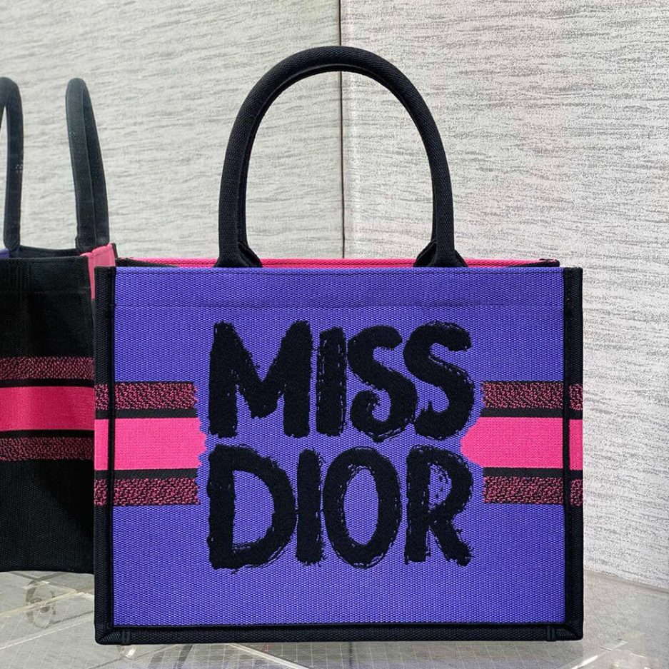 medium D*or book tote